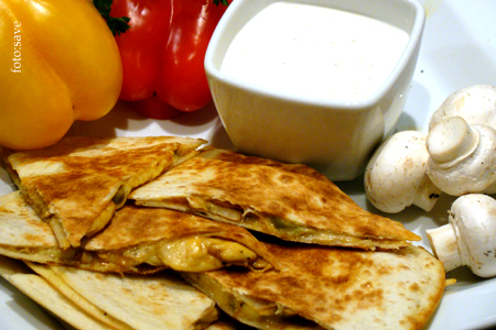 quesadilla z serem i pieczarkami