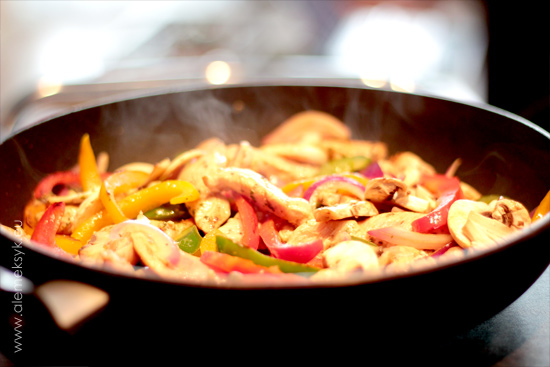 fajitas-z-kurczaka-papryka-na-patelni-z-kurczakiem2