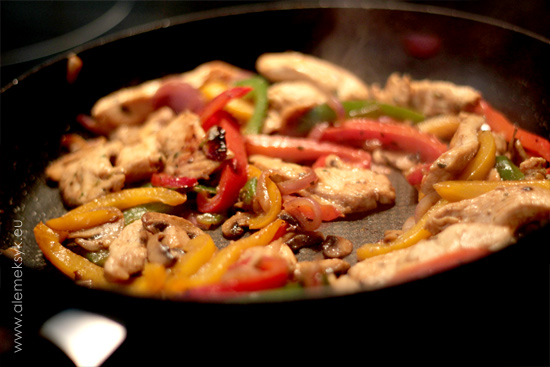 fajitas-z-kurczaka-papryka-na-patelni-z-kurczakiem3