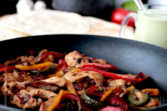 fajitas-z-kurczaka-papryka-na-patelni-z-kurczakiem4