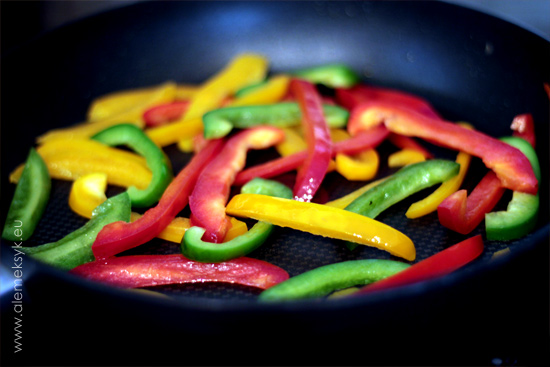 fajitas-z-kurczaka-papryka-na-patelni