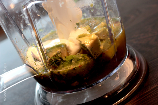 kremowa-salsa-z-awokado-miskowanie-2