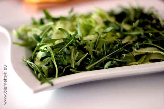 rukola-i-salata-na-talerzu