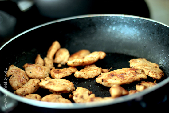 smazenie-kurczaka-na-patelni