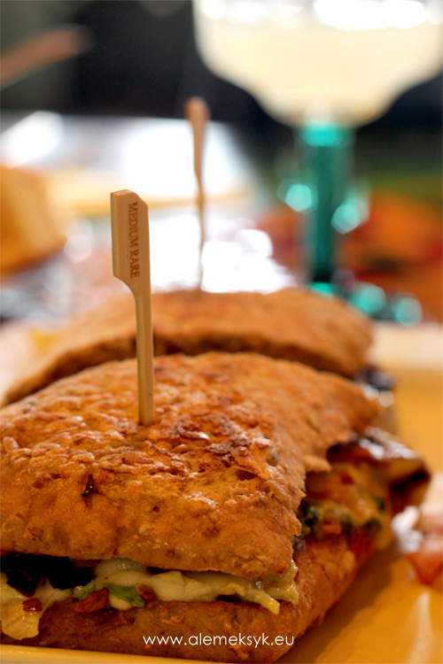 blue-cactus-kanapka-z-wedzonym-mostkiem