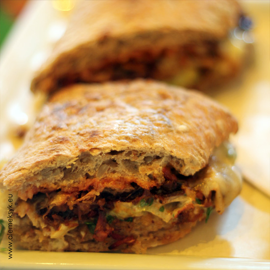 blue-cactus-kanapka-z-wedzonym-mostkiem2