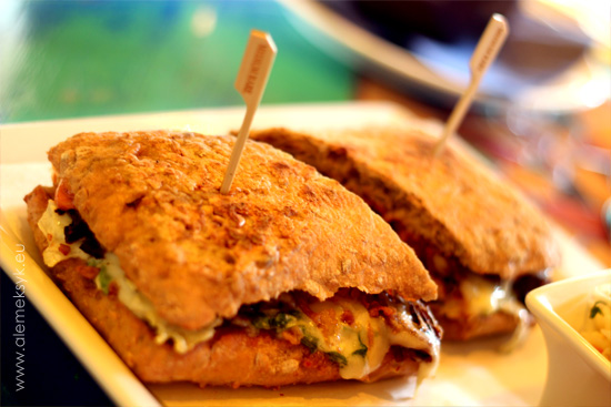 blue-cactus-kanapka-z-wedzonym-mostkiem3