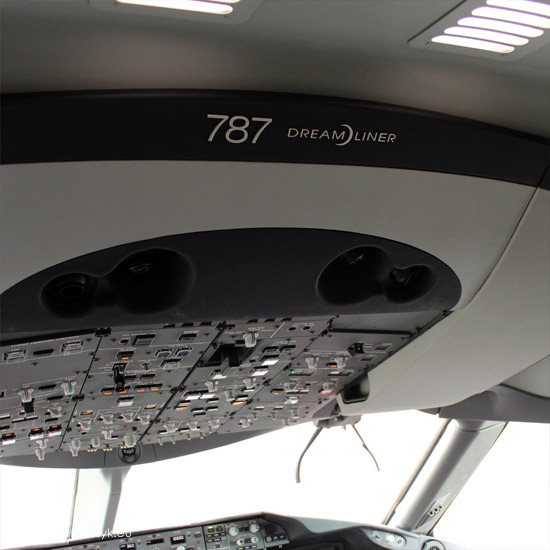 dreamliner-kabina-pilotow-sufit