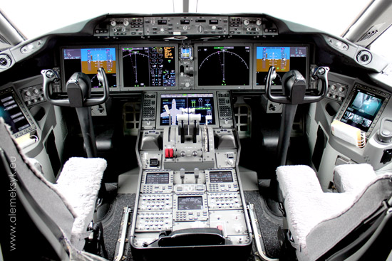dreamliner-kabina-pilotow
