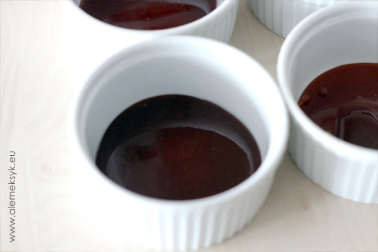 flan-miseczki-z-karmelem