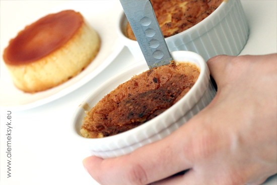 flan-wyjmowanie-z-miseczki