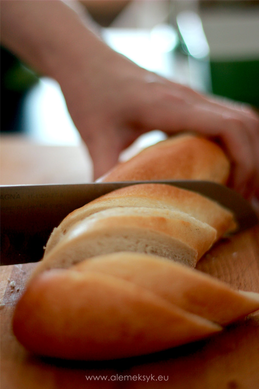 krem-z-brokulow-krojenie-bagietki