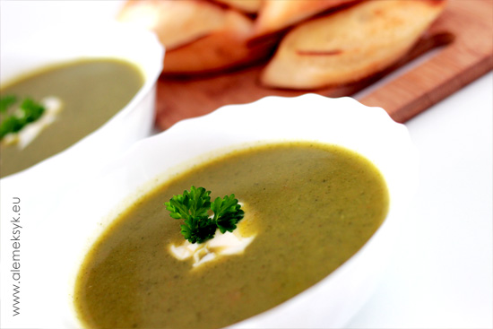 krem-z-brokulow-na-talerzach