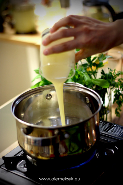 natilla-de-nuez-wlewanie-mleka