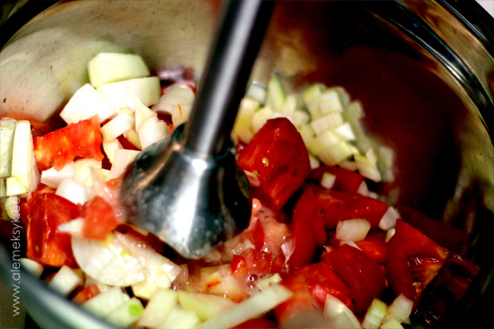 sopa-azteca-blendowanie-pomidorow