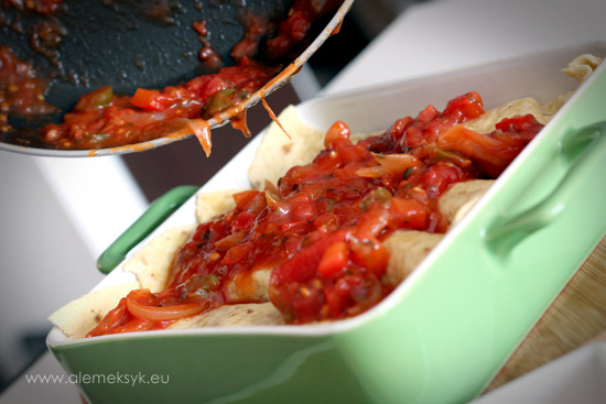 enchilada-polewanie-sosem
