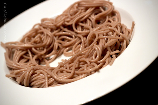 makaron-gryczany-na-talerzu