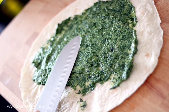 rollsy-ze-szpinakiem-smarowanie