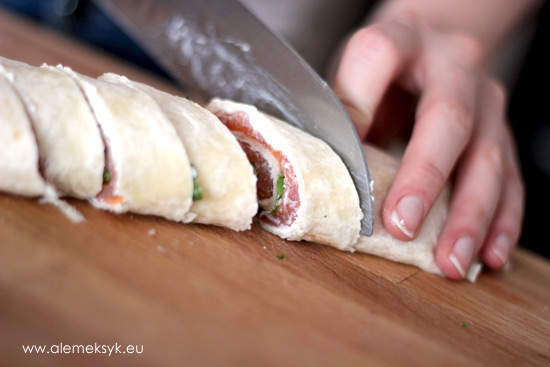 rolsy-z-lososiem-i-rukola-ciecie