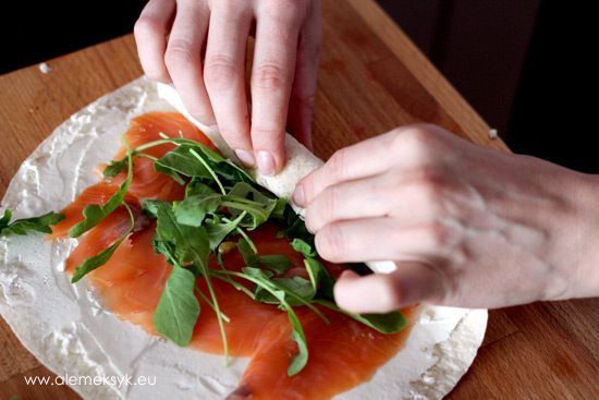 rolsy-z-lososiem-i-rukola-zwijanie