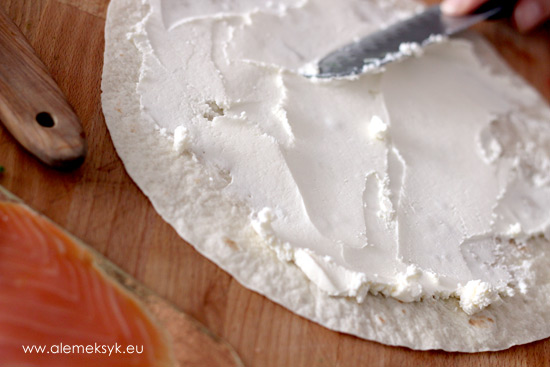 rolsy-z-lososiem-smarowanie-tortilli-almette