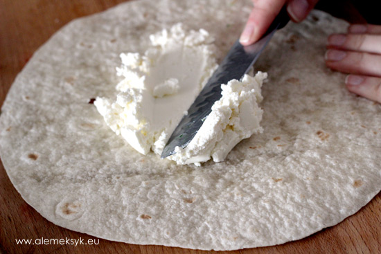 rolsy-z-lososiem-smarowanie-tortilli