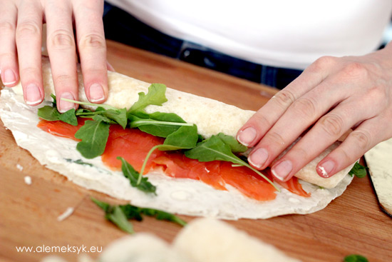 rolsy-z-lososiem-zwijanie-2