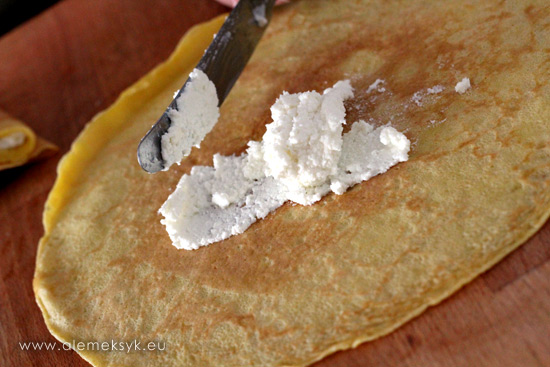 smarowanie-nalesnikow-serem