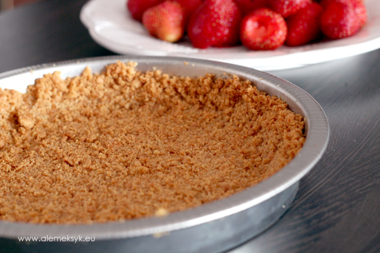 tarta-z-truskawkami-ciasto-w-formie