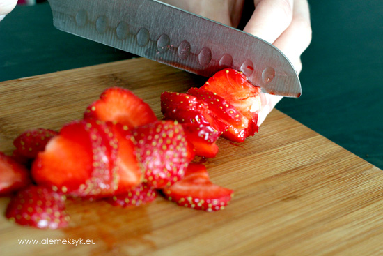 tarta-z-truskawkami-ciecie-truskawek