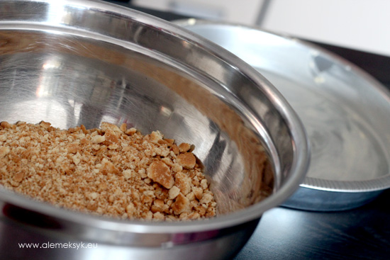 tarta-z-truskawkami-herbatniki-w-misce-skruszone