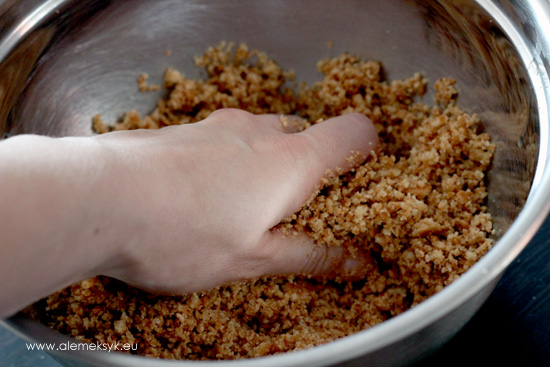 tarta-z-truskawkami-mieszanie-herbatnikow-z-maslem