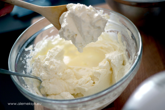 tarta-z-truskawkami-mieszanie-smietany-i-mascarpone
