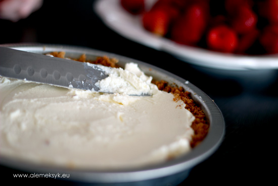 tarta-z-truskawkami-wykladanie-masy-rowne