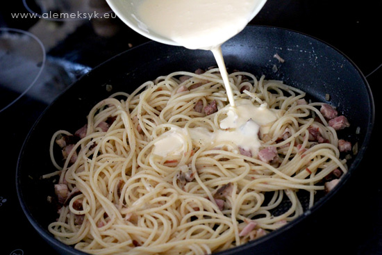 carbonara-jajko-smietana-patelnia
