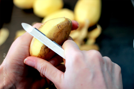 casserole-obieranie-ziemniakow