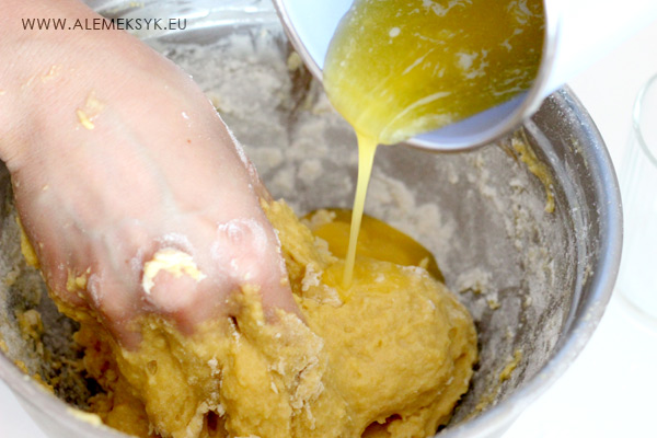 jagodzianki-ciasto-wyrabianie-z-maslem