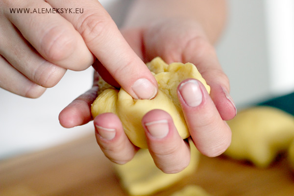 jagodzianki-formowanie-buleczek-2