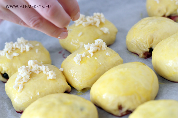 jagodzianki-kruszonka-posypywanie