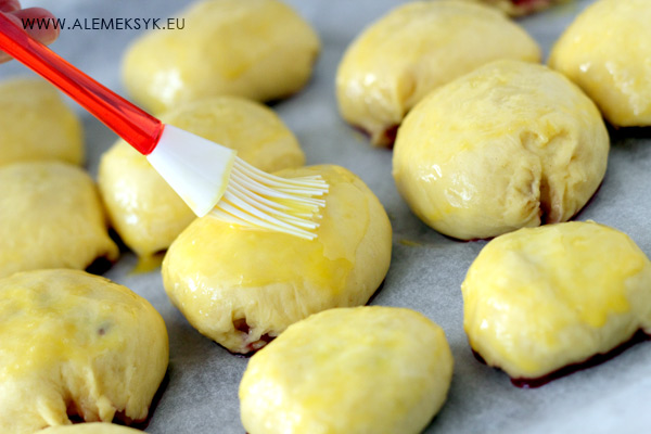 jagodzianki-smarowanie-jajkiem