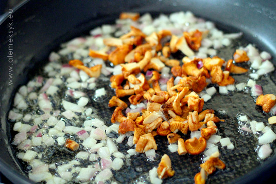 jajecznica-patelnia-kurki