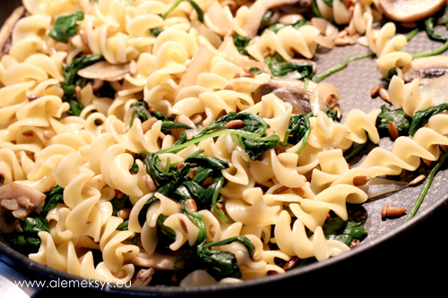 makaron-calosc-na-patelni