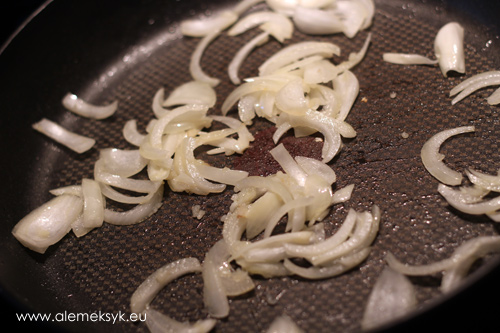 makaron-na-patelni-szpinak-cebula