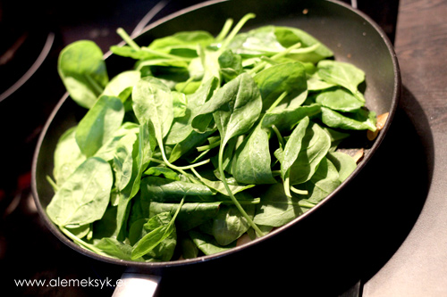 makaron-na-patelni-szpinak-swiezy