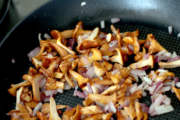 makaron-z-kurkami-kurki-patelnia-2