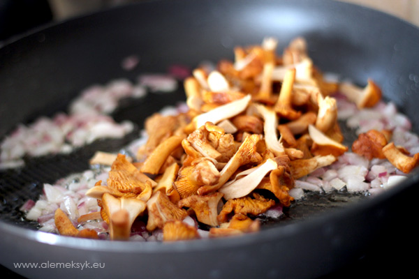 makaron-z-kurkami-kurki-patelnia