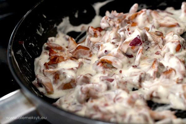 makaron-z-kurkami-kurki-smietana