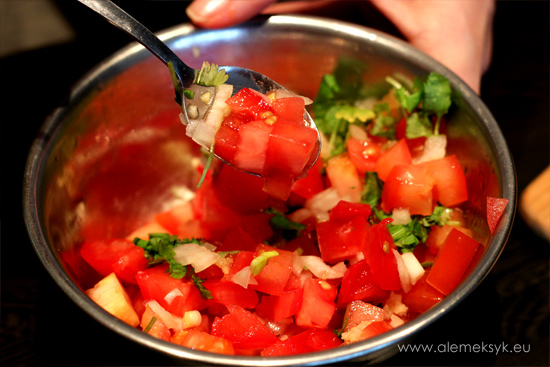 salsa-pico-de-gallo-mieszanie