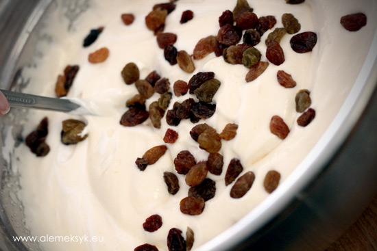 sernik-mieszanie-z-rodzynkami