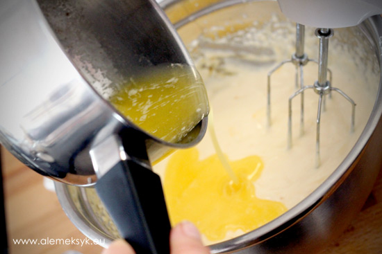 sernik-miksowanie-z-maslem